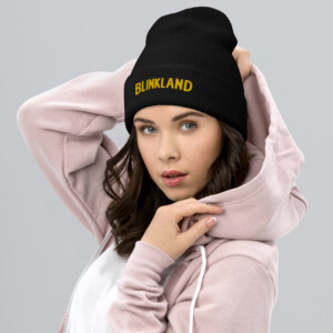 Gorro con borde vuelto con Letras BlinkLand bordadas.